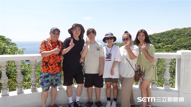 本來其實只有頒獎典禮這個橋段,但公關黃柏儒覺得Tom一家大老遠來到台灣,既然有一天時間,那不如做好國民外交,所以在長官的同意下,他和同事特別安排海邊一日遊。(圖左到右)Tom爸爸、羅慧夫基金會公關黃柏儒、Tom、羅慧夫基金會社工Lily、Tom媽媽、翻譯黃水晶。(圖/記者張雅筑攝)