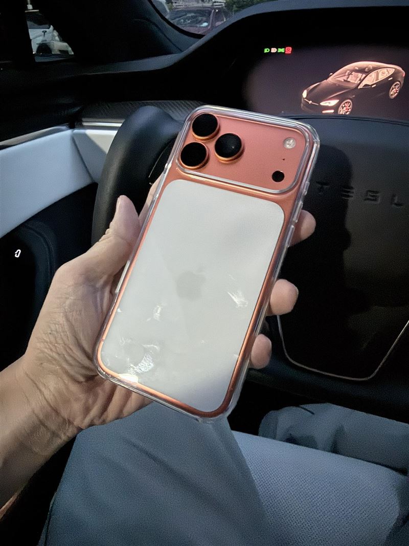 iPhone 17 Pro搭配官網透明保護殼,引發果粉討論。(圖/翻攝自Joeman臉書)