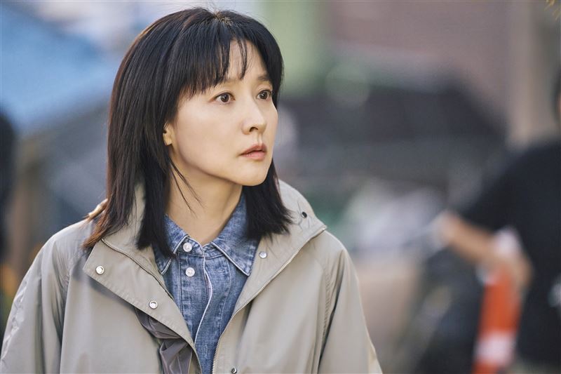 《恩秀的好日子》李英愛飾演為守護家庭，意外捲入黑吃黑毒品交易的母親。（圖／Hami Video提供）