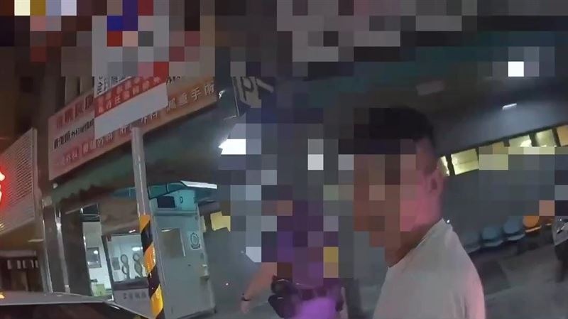 洪男在警方到場後坦承持刀傷人。（圖／翻攝畫面）