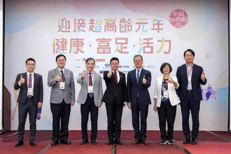 《今周刊》第九屆幸福熟齡論壇匯聚產官學專家，聚焦熟齡世代健康與財務的未來藍圖。左起：宸曜國際醫療體系創辦人暨總經理陳湧仁、臺北醫學大學醫學院院長胡朝榮、日本精神科醫師／作家保坂隆、衛生福利部政務次長呂建德、今周刊發行人梁永煌、新北市衛生局局長陳潤秋、華碩雲端暨台智雲總經理吳漢章。(圖/宸曜國際醫療體系提供)