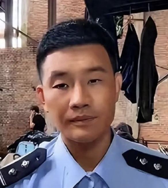 謝孟偉穿警服帶貨，下場超慘。（圖／翻攝自微博）