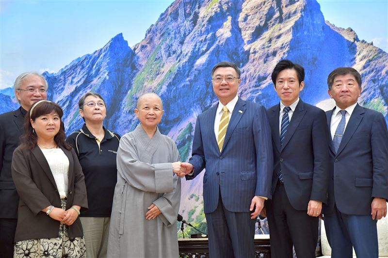 行政院長卓榮泰19日接見法師釋昭慧一行。（圖／行政院提供）