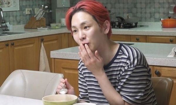 Key品嘗到奶奶生前的拿手料理很感動。（圖／翻攝自韓網）