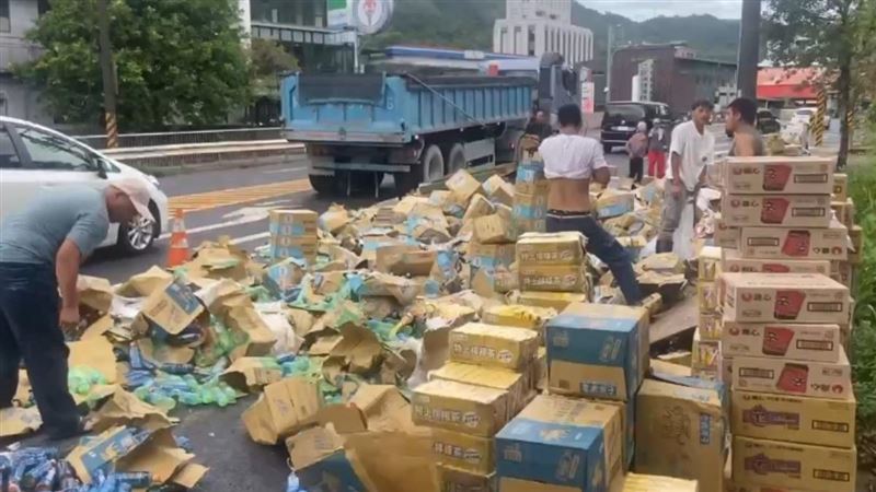 安樂區定國里里長徐寅禹提醒，任意撿拾地上遺落的貨物，恐觸法。（圖／翻攝畫面）