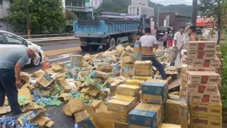 別撿了！飲料撒滿地基隆人瘋搶　司機崩潰