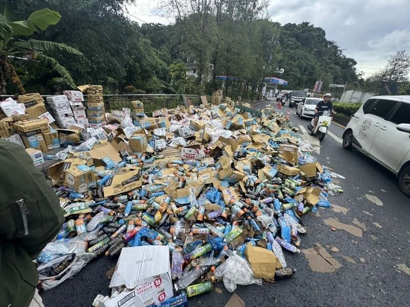 基隆一輛聯結車上500箱飲料、泡麵散落一地，占據車道影響通行。（圖／里長提供）