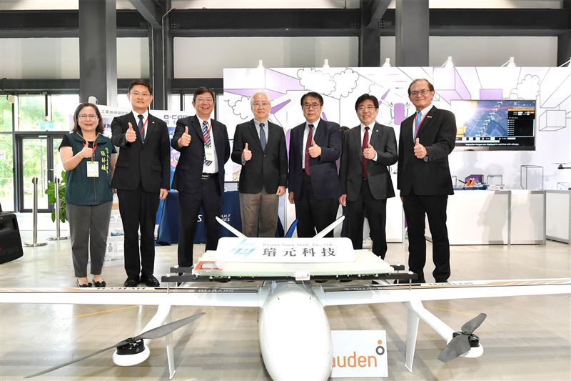本次論壇同步舉辦「機器人與無人機產業特展」，由工研院攜手產業鏈夥伴展出最新成果，圖為璿元科技電動長航程無人機。左起為臺南市經發局局長張婷媛、工研院機械所所長張禎元、璿元科技執行長周玉端、工研院董事長吳政忠、臺南市市長黃偉哲、工研院院長劉文雄、工研院副院長胡竹生。（圖／工研院提供）