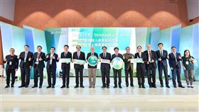 工研院舉辦機器人與無人機產業創新論壇，左起為赫侖執行長羅元玠、誼卡科技總經理周志宜、璿元科技執行長周玉端、盟立集團執行長林世東、工研院機械所所長張禎元、工研院副院長胡竹生、工研院董事長吳政忠、臺南市市長黃偉哲、工研院院長劉文雄、工研院副總暨服科中心執行長鄭仁傑、友嘉實業總經理繆武良、凌羣電腦總經理劉瑞隆、福寶科技執行長巫震華、工研院業發處處長傅如彬、臺南市經發局局長張婷媛。（圖／工研院提供） 