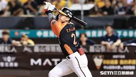 中職36年例行賽，統一獅一壘手林子豪打成外野飛球出局。（圖／記者劉彥池攝影）