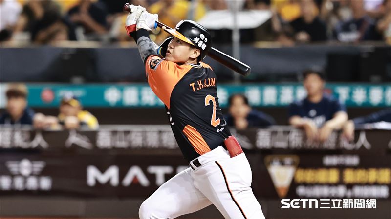 統一獅一壘手林子豪敲出逆轉2分砲。（圖／記者劉彥池攝影）
