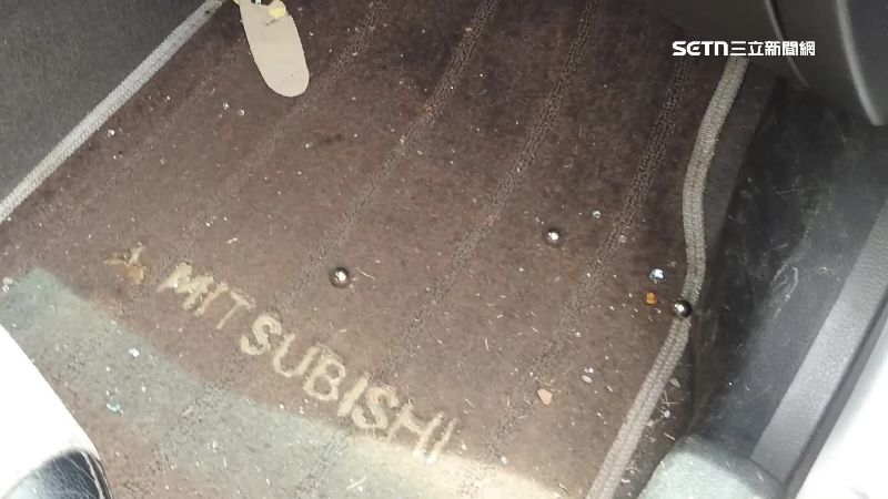 轎車內還留有多顆鋼珠