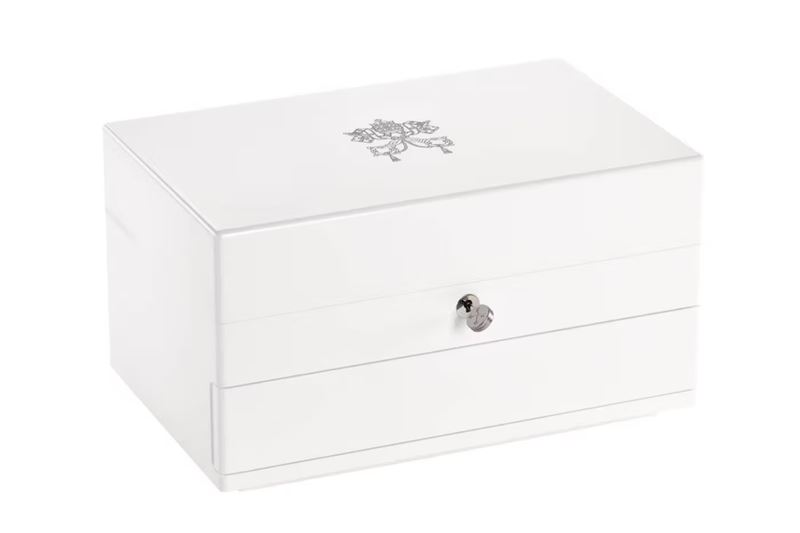 展示盒內的每個細節都突顯其神聖定位。（圖／翻攝Leica網站）