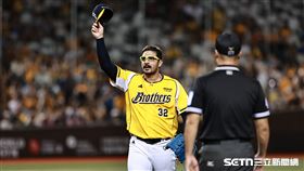 中職36年例行賽，中信兄弟先發投手羅戈7局飆10K，脫帽和球迷致意。（圖／記者劉彥池攝影）