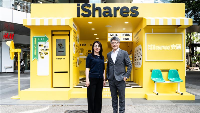 貝萊德iShares限時快閃店於信義區登場，結合互動體驗推廣ETF知識，並迎接首檔在台發行的「009813安碩標普卓越50 ETF」，聚焦美國市值前50大企業，提供投資人長期資產配置的新選擇。圖為貝萊德投信董事長謝宛芝與董事總經理陳正芳共同出席信義區iShares限時快閃店，迎接首檔ETF發行。（圖／貝萊德投信提供）