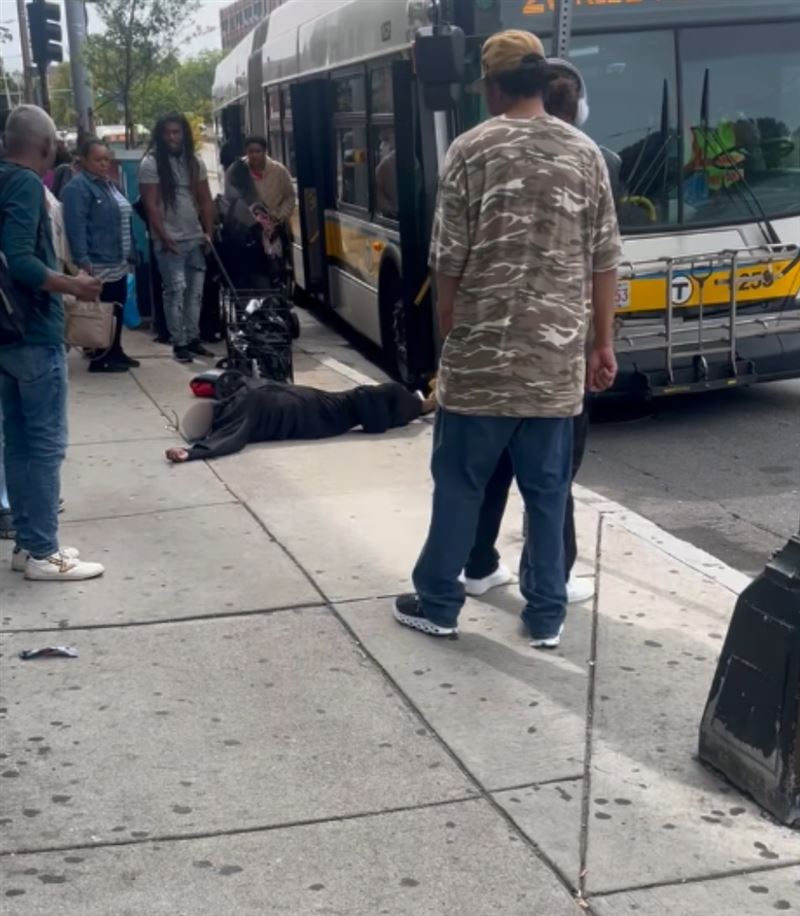 老婦人正面著地，摔到腦症盪失去記憶。（圖／翻攝自IG@spicyboston）