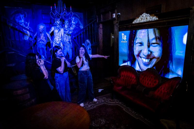 義大遊樂世界-搶先全台攜手韓國鬼片[咒你]席捲5D鬼船換臉技術。（圖／翻攝畫面）