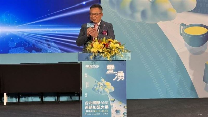 連鎖加盟秋季展登場，集結150家品牌、500攤位，釋出7,500個創業與就業機會。從數位轉型、AI應用，到農業品牌媒合與鮮乳認證，全場聚焦實用資源，幫助創業者、轉職者、品牌經營者找到市場解方與合作契機。（圖／記者師瑞德攝影）