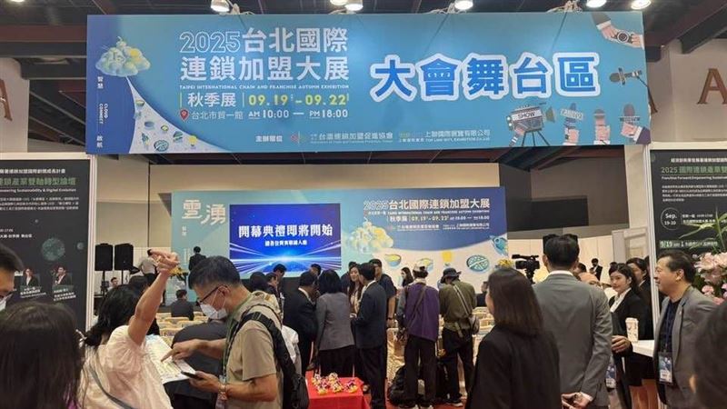 連鎖加盟秋季展登場，集結150家品牌、500攤位，釋出7,500個創業與就業機會。從數位轉型、AI應用，到農業品牌媒合與鮮乳認證，全場聚焦實用資源，幫助創業者、轉職者、品牌經營者找到市場解方與合作契機。（圖／記者師瑞德攝影）
