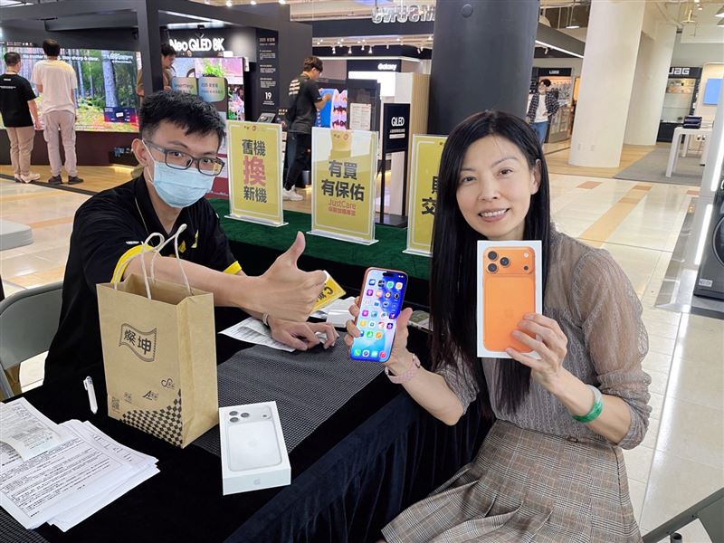 iPhone新機開賣，燦坤內湖旗艦店頭香民眾入手iPhone 17 Pro Max 256GB宇宙橙新機。（圖／品牌業者提供）