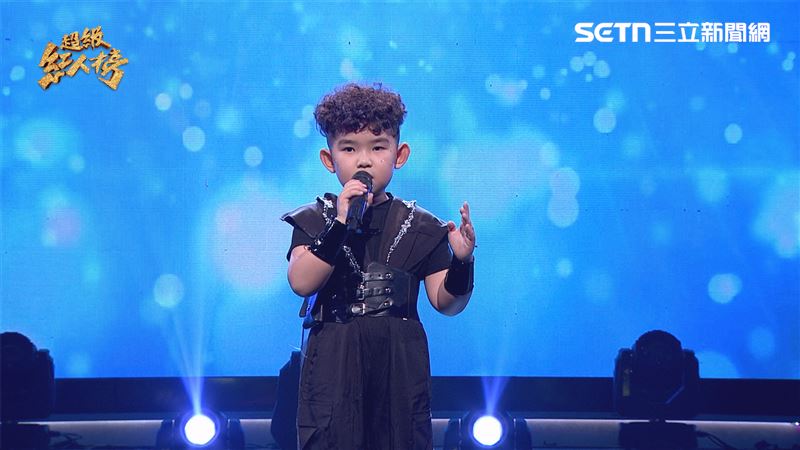 小小歌王擂台主曾宥嘉霸氣演唱高難度歌曲《孤兒淚》。（圖／超級紅人榜提供）