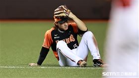 中職36年例行賽，統一獅二壘手陳聖平發生再見傳球失誤。（圖／記者劉彥池攝影）