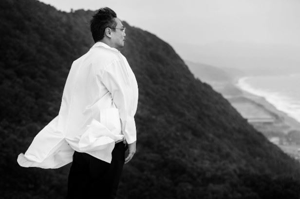最帥超人醫師徐超斌過世，生前曾說「世界以痛吻我 我報之以愛」催淚。（圖／翻攝自徐超斌臉書）