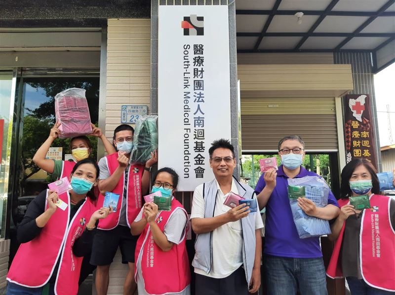 最帥超人醫師徐超斌過世，生前曾說「世界以痛吻我 我報之以愛」催淚。（圖／翻攝自徐超斌臉書）