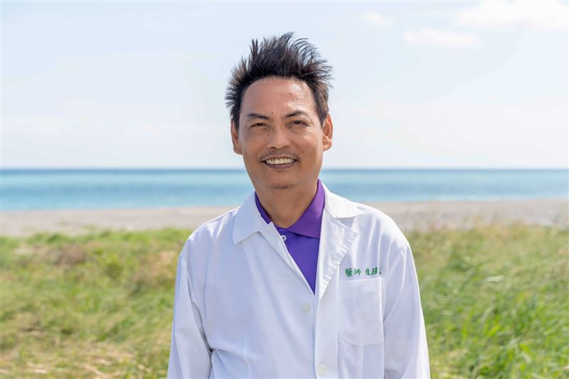 最帥超人醫師徐超斌過世，生前曾說「世界以痛吻我 我報之以愛」催淚。（圖／翻攝自徐超斌臉書）