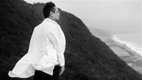 最帥超人醫師徐超斌過世，生前曾說「世界以痛吻我 我報之以愛」催淚。（圖／翻攝自徐超斌臉書、《台灣亮起來》YT、發光體文化提供） 