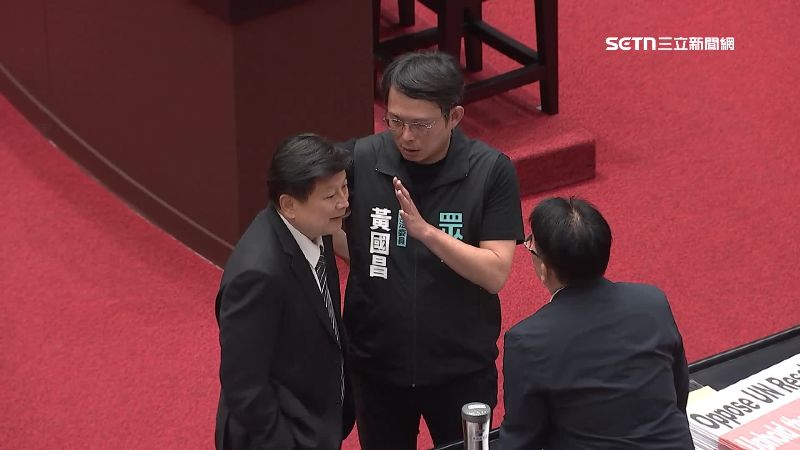 黃國昌主導的黨團路線，屢屢被批評緊靠藍營