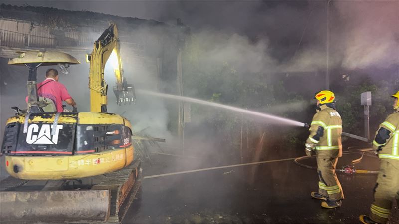 警消出動重機具協助滅火，以免延燒到緊鄰的民宅。 （圖／翻攝畫面）