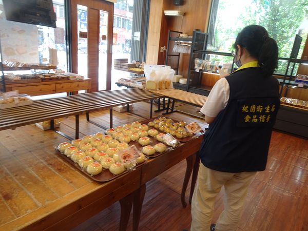 桃園市衛生局近日對中秋應景食品進行抽驗。（圖／桃園市政府衛生局提供）