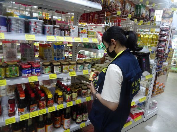 「禾崧企業社」供應的香菜被驗出農藥殘留超標25倍。（圖／桃園市政府衛生局提供）
