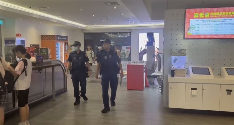 警方獲報前往影城進行地毯式巡查。（圖／翻攝畫面）