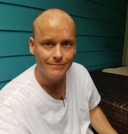 美國一位心臟不好的男子吃飯時暈倒，被員工當遊民拖出餐廳丟棄街頭，隔天被發現時已身亡。（圖／翻攝自當事人臉書）