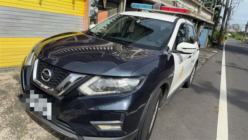遭到歹徒衝撞的巡邏車。（圖／翻攝畫面）