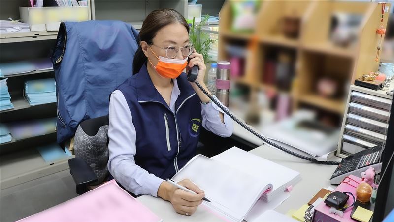 屏東男子欠了99000元罰鍰拖欠9年，直到兒子知道買給他的養老股票將要扣押，急忙前往執行署清償。（圖／屏東分署提供）