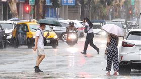 大雨特報　北市午後雷陣雨中央氣象署20日下午更新大雨特報，對流發展旺盛，雨區擴大，雙北等縣市皆列入大雨地區，台北市中山區下午降下雷陣雨，外出民眾撐傘、用衣物遮擋雨勢。中央社記者謝佳璋攝  114年8月20日