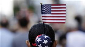 川普政府宣布恢復2020年版本的加強版公民考試，為其移民政策再添一筆。（圖／達志／美聯社）