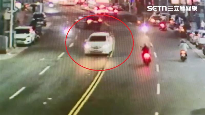 詐團車手為躲避員警為追捕，沿途不斷蛇行閃避，危險駕駛。（圖／翻攝畫面）