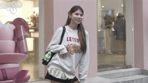 拋震撼彈離婚　蕾菈上空全裸曬大尺度片