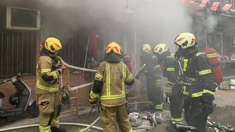 基隆市中正路、一處5層樓民宅發生火警。（圖／翻攝畫面）