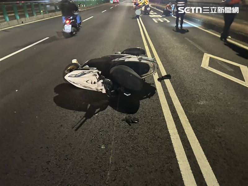 民權大橋5車連環撞，造成6人受傷送醫。（圖／翻攝畫面）