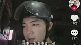 大陸24歲男演員舒辰兼職送外賣的消息登上熱搜。（圖／翻攝自微博）