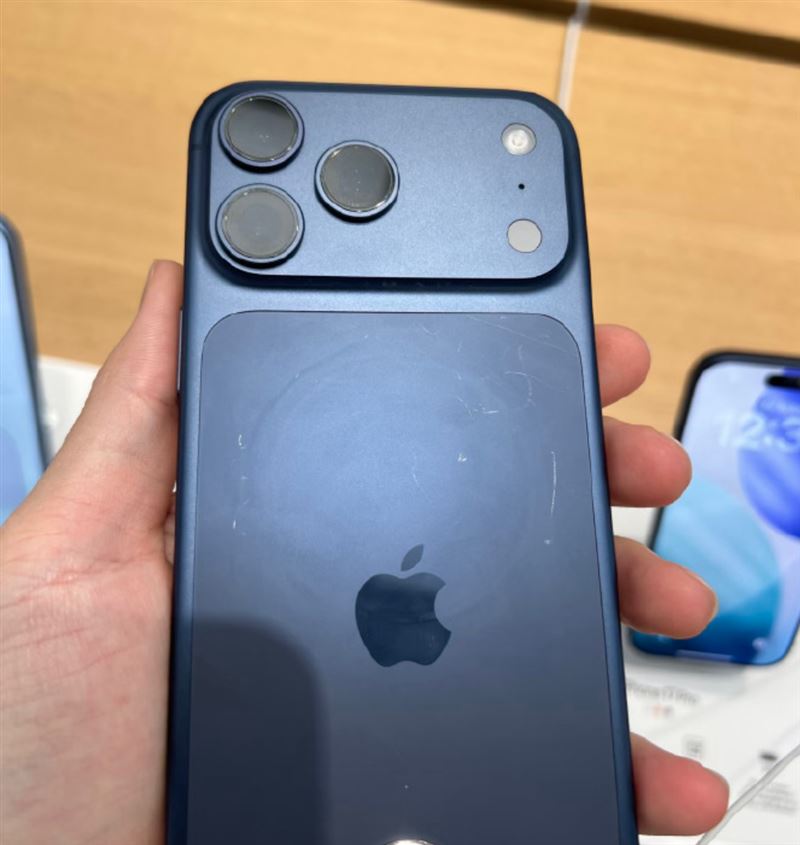 iPhone 17 Pro深藍色才展示一天就全是刮痕，MagSafe的圓形痕跡清晰可見。（圖／翻攝自微博）