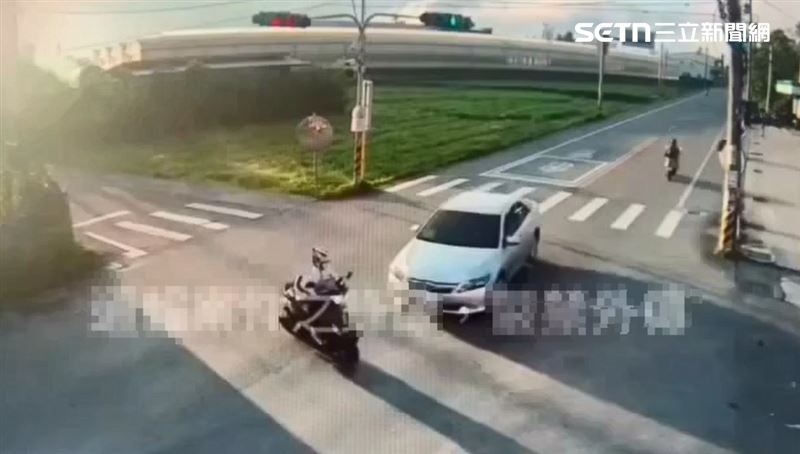 徐姓騎士巷口闖紅燈，遭綠燈直行轎車撞上。（圖／翻攝畫面）