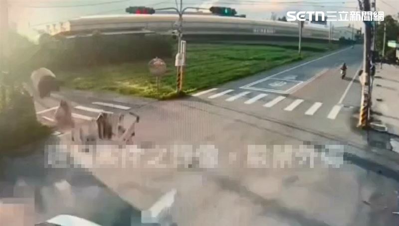 騎士安全帽及機車零件四散，差點砸中路口監視器。（圖／翻攝畫面）