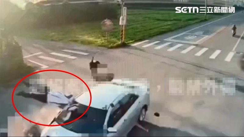 徐姓騎士遭撞擊後噴飛數公尺高，當場失去生命跡象。（圖／翻攝畫面）