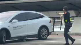 桃園國際機場,白牌車,黃牛,計程車,保大,盤查,開槍。（圖／翻攝畫面）